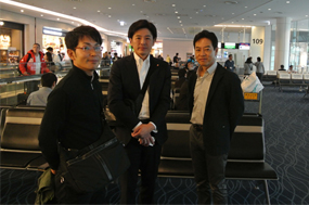 羽田空港出発ロビーにて