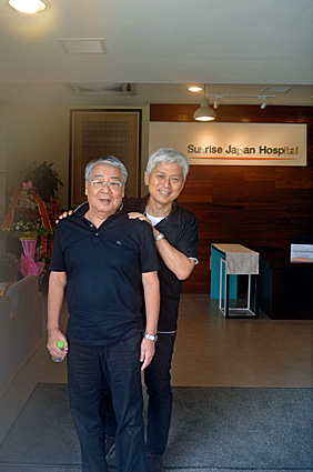 北原理事長と病院入口で